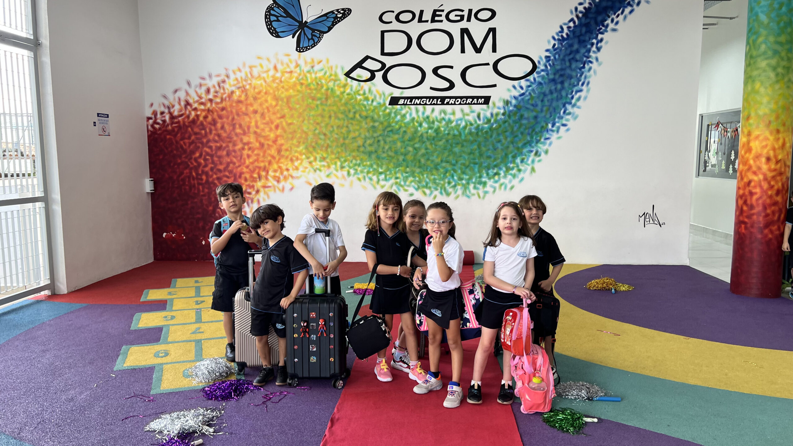 Crianças no pátio do Colégio Dom Bosco com as Mochilas