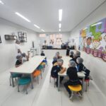 Alunos do Infantil 5 do Colégio Dom Bosco participando de uma atividade lúdica com frutas brasileiras, explorando sabores, texturas e aprendendo sobre alimentação saudável.