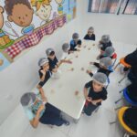 Alunos do Infantil 5 do Colégio Dom Bosco participando de uma atividade lúdica com frutas brasileiras, explorando sabores, texturas e aprendendo sobre alimentação saudável.