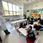 Alunos do Infantil 5 do Colégio Dom Bosco participando de uma atividade lúdica com frutas brasileiras, explorando sabores, texturas e aprendendo sobre alimentação saudável.
