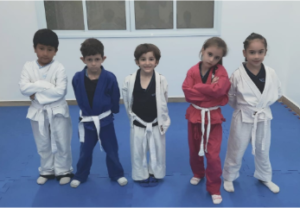 Alunos do Colégio Dom Bosco uniformizados com kimono para aula de Judô.