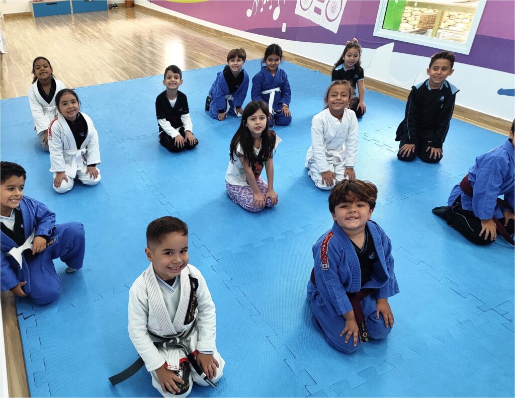 Alunos da Educação Infantil do Colégio Dom Bosco vestidos de Kimono para aula de Judô
