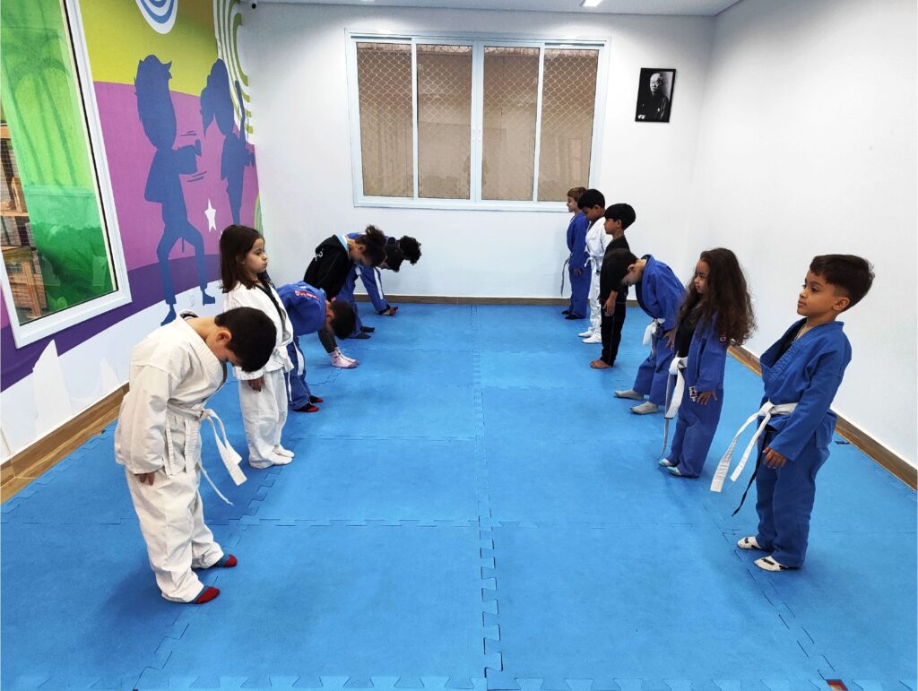 Alunos da Educação Infantil vestidos com kimono na aula de Judô do Colégio Dom Bosco