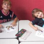 Alunos do Infantil 4, das sedes Horto e IESI, do Colégio Dom Bosco nas aulas de Inglês.