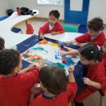 Alunos do Infantil 1 e 2 das Sedes Horto e IESI do Colégio Dom Bosco nas aulas de Inglês.