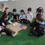 Alunos do Infantil 4, das sedes Horto e IESI, do Colégio Dom Bosco nas aulas de Inglês.