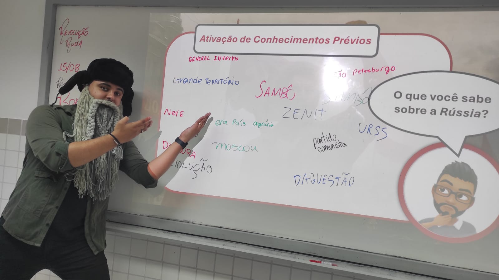 Professor caracterizado explica conteúdo sobre a Rússia.