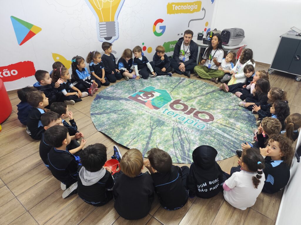 Crianças interagem com animais em roda de aprendizado da Bioterapia