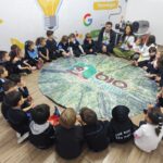 Crianças interagem com animais em roda de aprendizado da Bioterapia