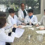 Alunos da 2ª série do Ensino Médio exploraram, em aula prática de Química, os conceitos de termoquímica e cinética química com experimentos dinâmicos e investigativos.