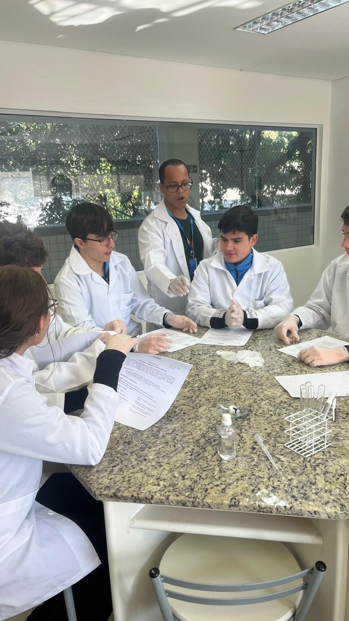 Alunos da 2ª série do Ensino Médio exploraram, em aula prática de Química, os conceitos de termoquímica e cinética química com experimentos dinâmicos e investigativos.