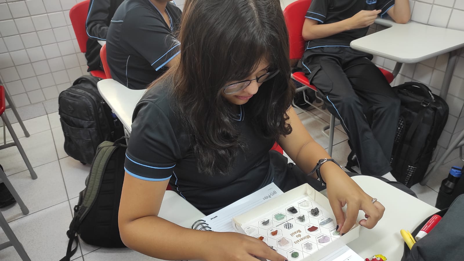 Da sala de aula para o mundo real: estudantes redescobrem rochas e minerais no cotidiano