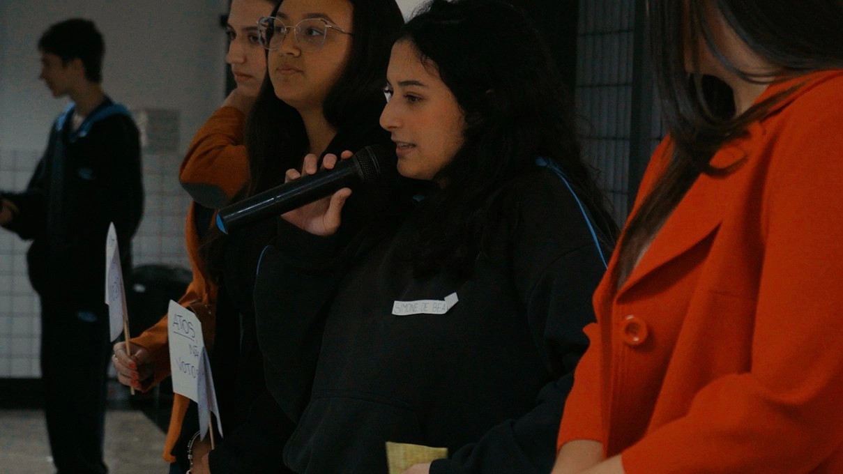Estudantes do Ensino Médio homenageiam mulheres que marcaram a história em atividade educativa