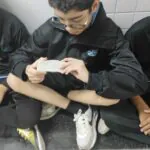 Grupo de alunos do 6º ano manuseia diferentes rochas em sala de aula.