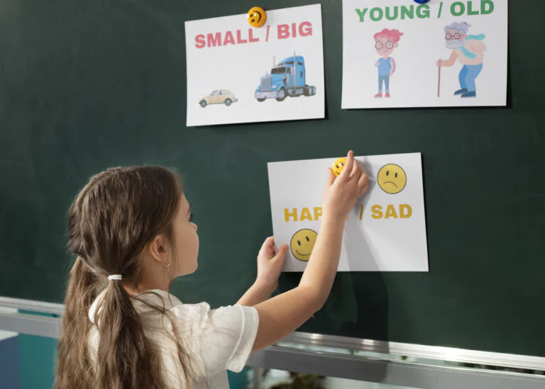 Crianças aprendendo dois idiomas em ambiente escolar com alegria