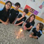 Os estudantes do 5º ano do Colégio Dom Bosco participaram de uma aula prática no laboratório, realizando a experiência da vela e da água.