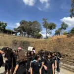 Galeria de fotos da saída pedagógica dos alunos do 6º ano do Colégio Dom Bosco pelo Roteiro dos Bandeirantes. A atividade incluiu visitas a cidades históricas como Santana de Parnaíba, Itu, Salto e Pirapora do Bom Jesus. As imagens registram momentos de aprendizado, integração e descontração em locais emblemáticos do interior paulista, com destaque para patrimônios culturais, praças históricas, monumentos e paisagens naturais. Os estudantes aparecem interagindo com os espaços, acompanhados por educadores, vestindo uniforme escolar e demonstrando entusiasmo durante todo o percurso.
