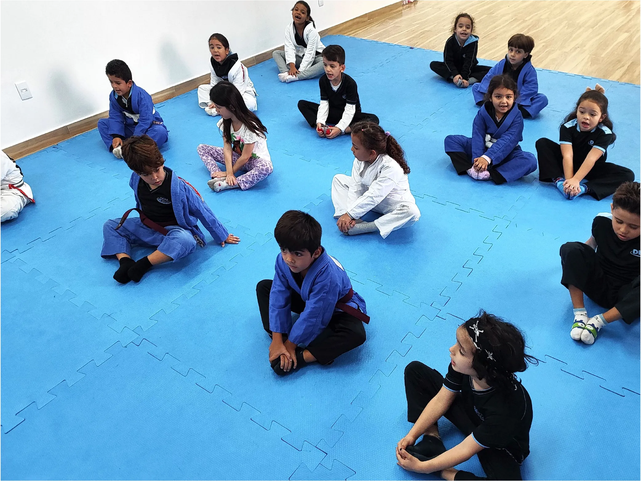 Alunos da Educação Infantil do Colégio Dom Bosco vestidos de Kimono para aula de Judô