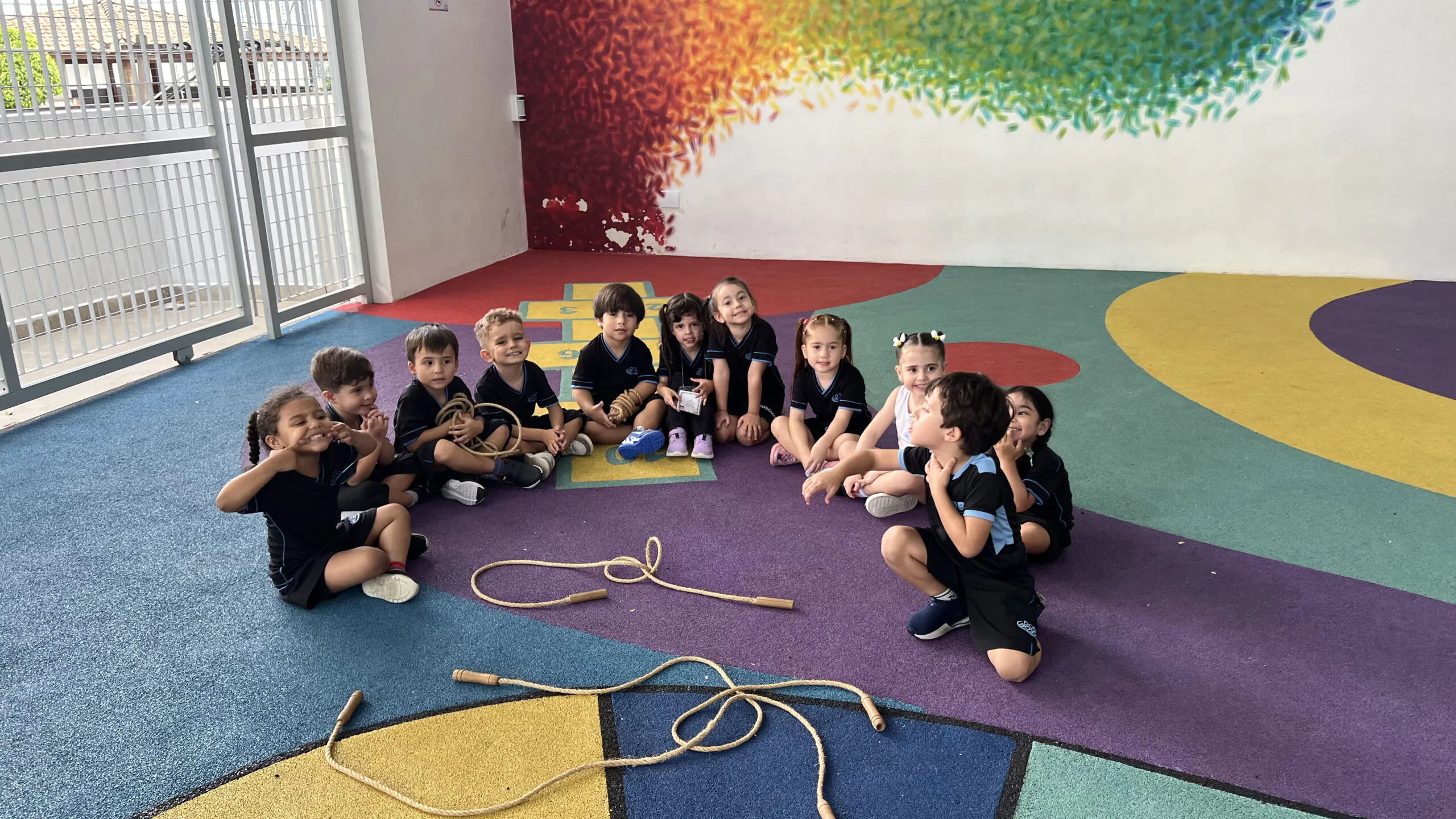 Alunos do Ensino Infantil do Colégio Dom Bosco no pátio da escola em atividades com cordas