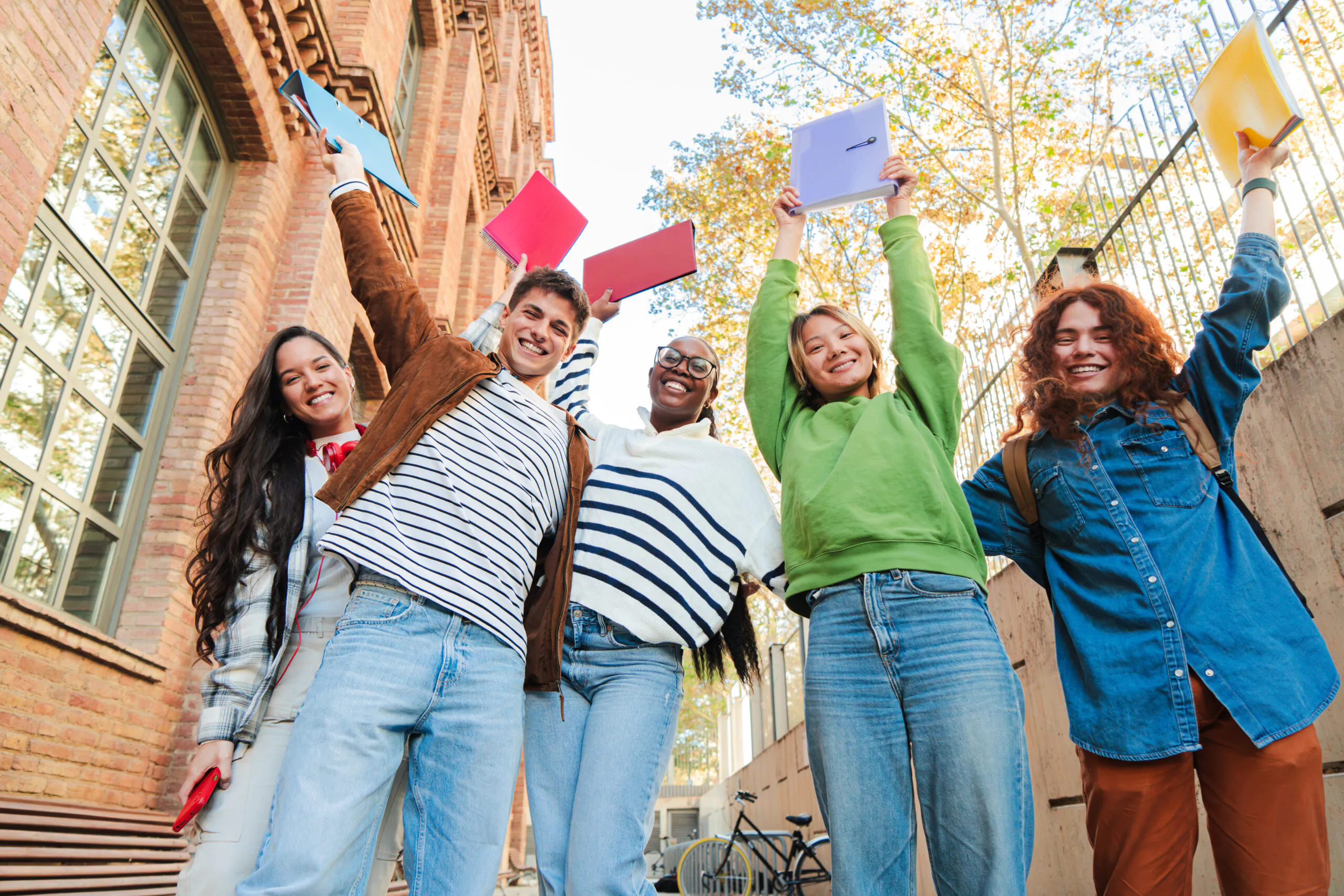 Alunos comemorando excelentes resultados no SAT para Universidades Americanas