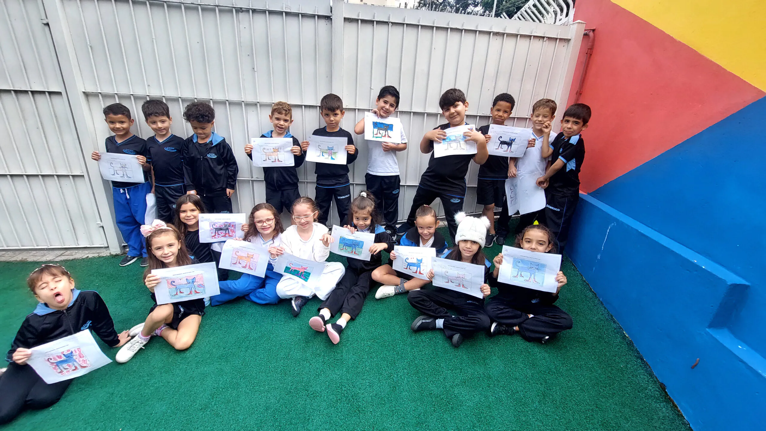 Alunos do Infantil 4, das sedes Horto e IESI, do Colégio Dom Bosco nas aulas de Inglês.