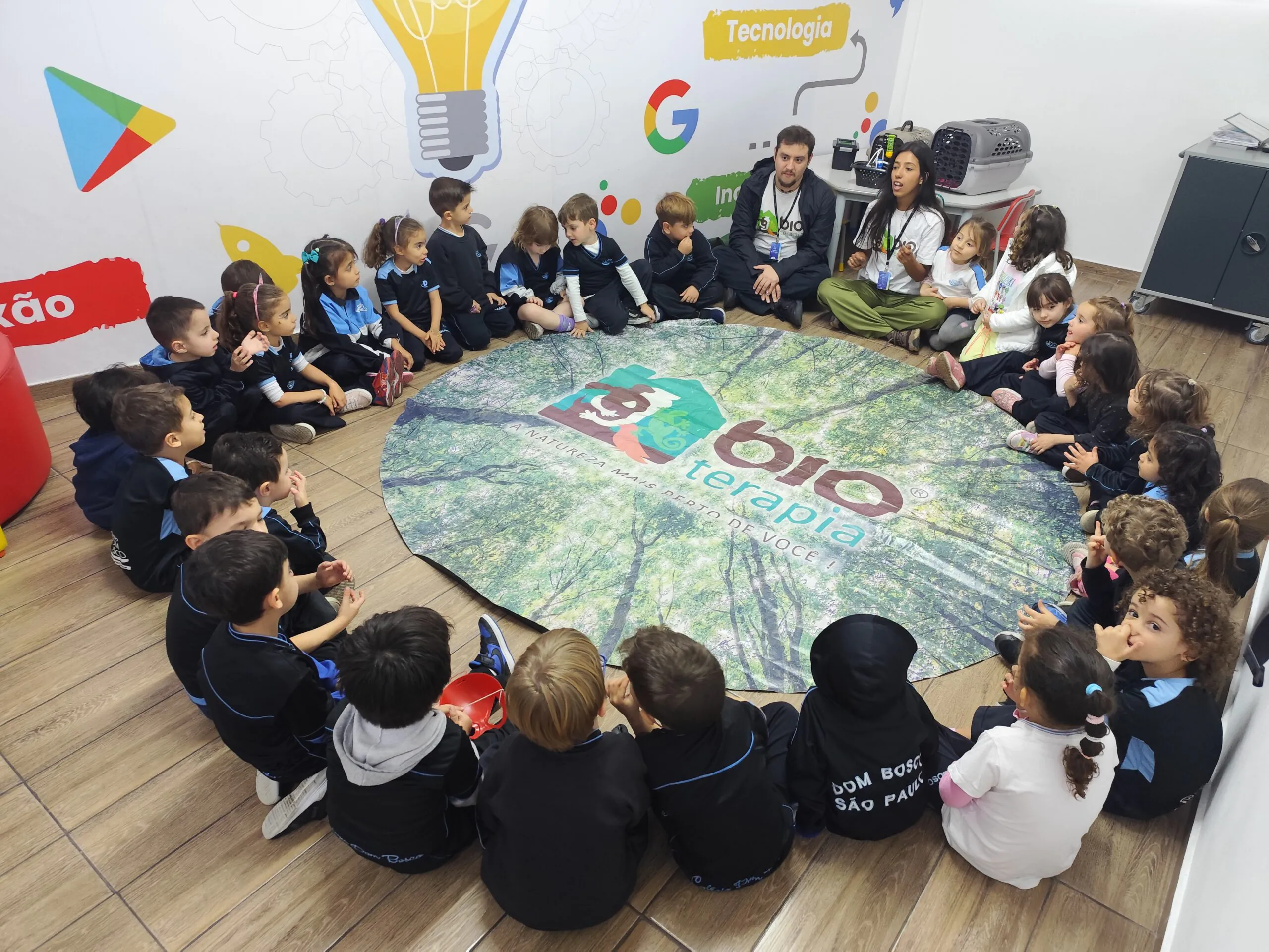 Crianças interagem com animais em roda de aprendizado da Bioterapia