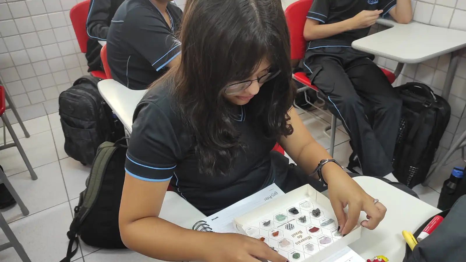 Da sala de aula para o mundo real: estudantes redescobrem rochas e minerais no cotidiano